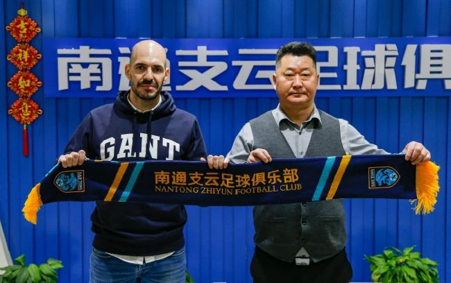 其他人虽然被叶辰刚才的表现惊的目瞪口呆，但听到钟子涛开出一千万赏金，他们便立刻一窝蜂的朝着叶辰冲了上来。